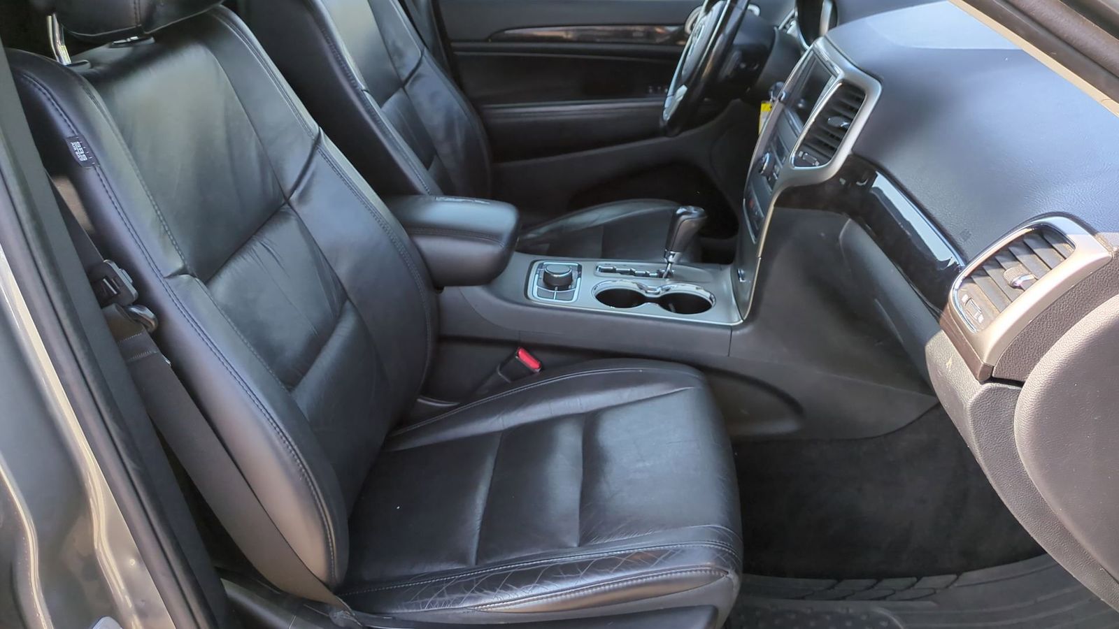 Thumbnail: 2011 Jeep Grand Cherokee - 23