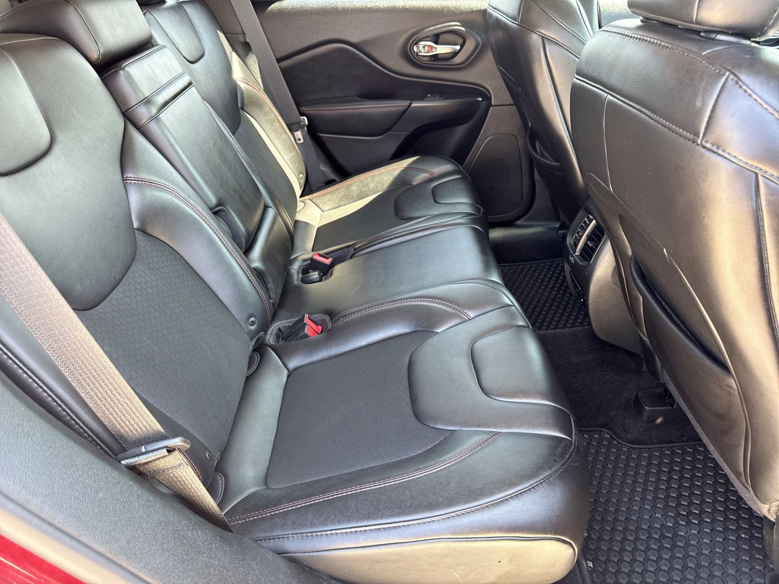 Thumbnail: 2019 Jeep Cherokee - 25