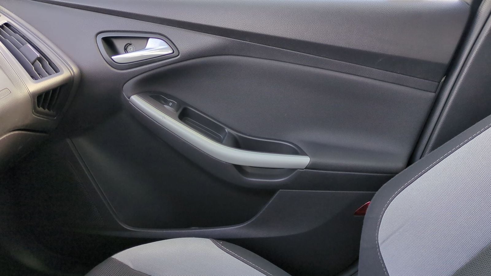 Thumbnail: 2012 Ford Focus - 32