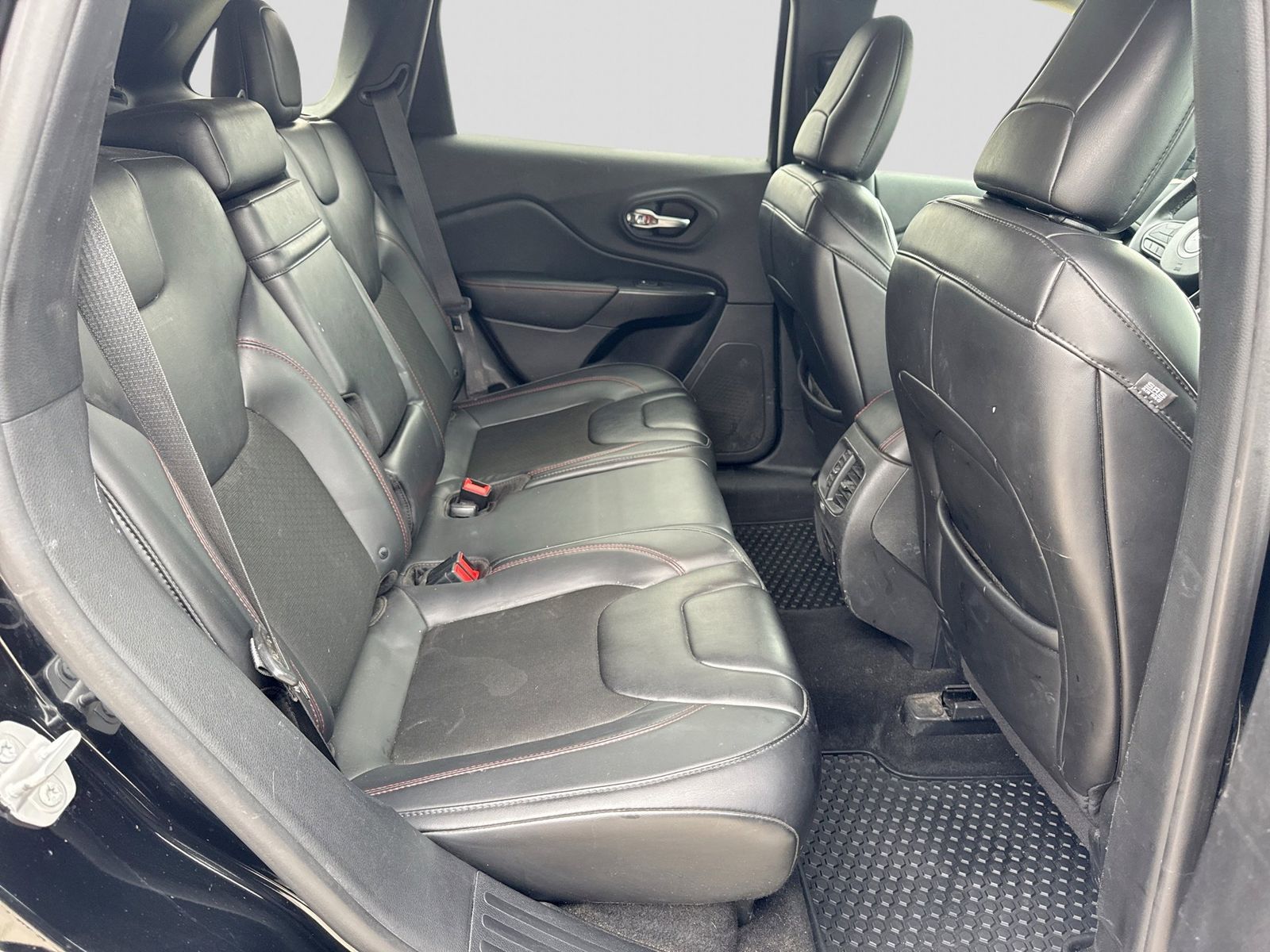 Thumbnail: 2019 Jeep Cherokee - 23