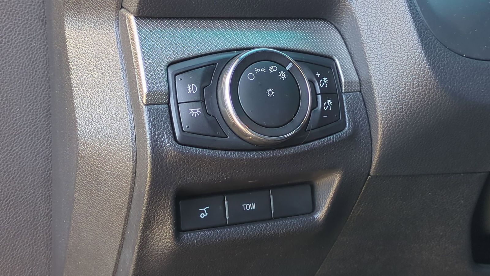 Thumbnail: 2015 Ford Explorer - 17