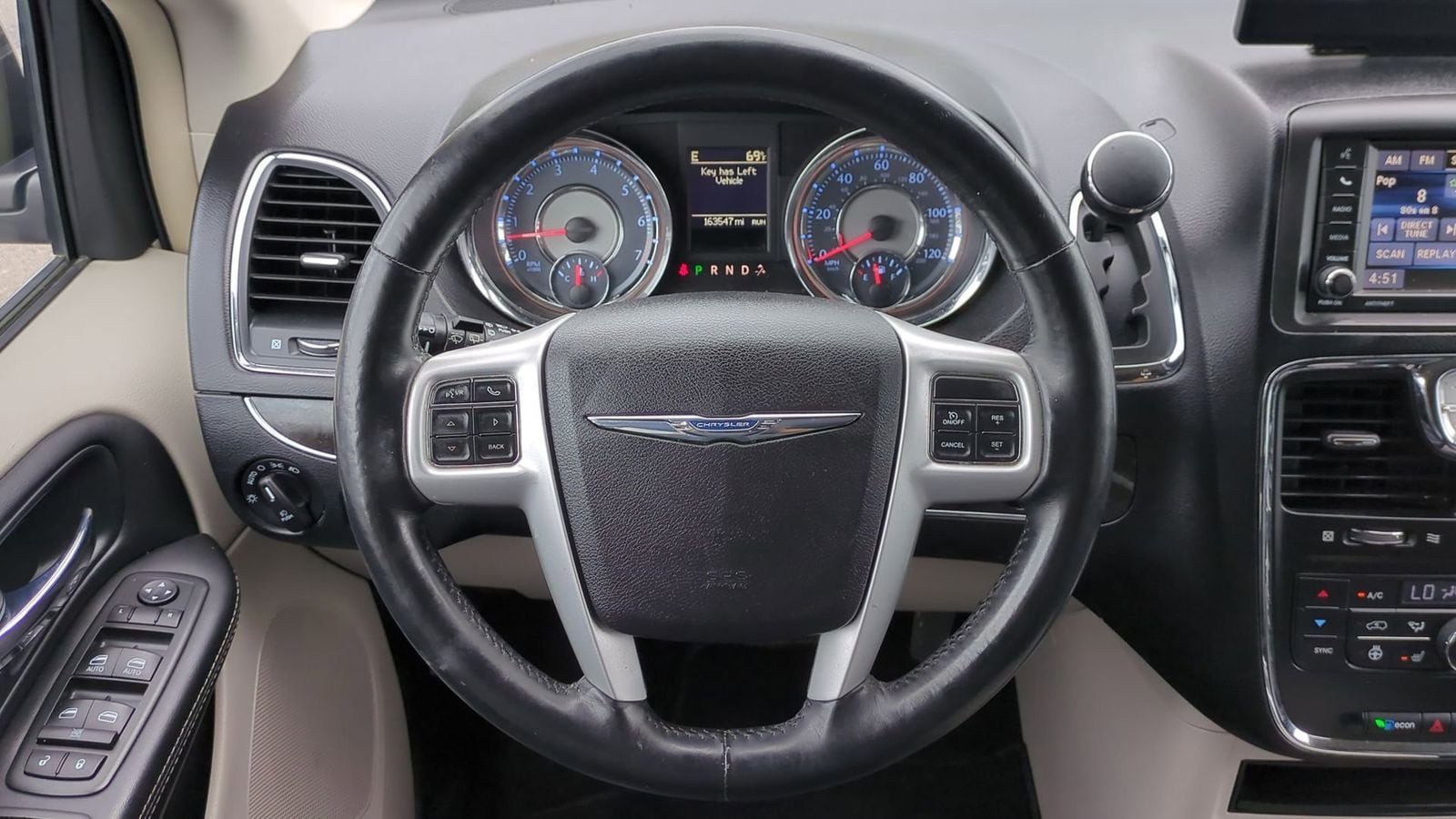Thumbnail: 2014 Chrysler Town & Country - 25