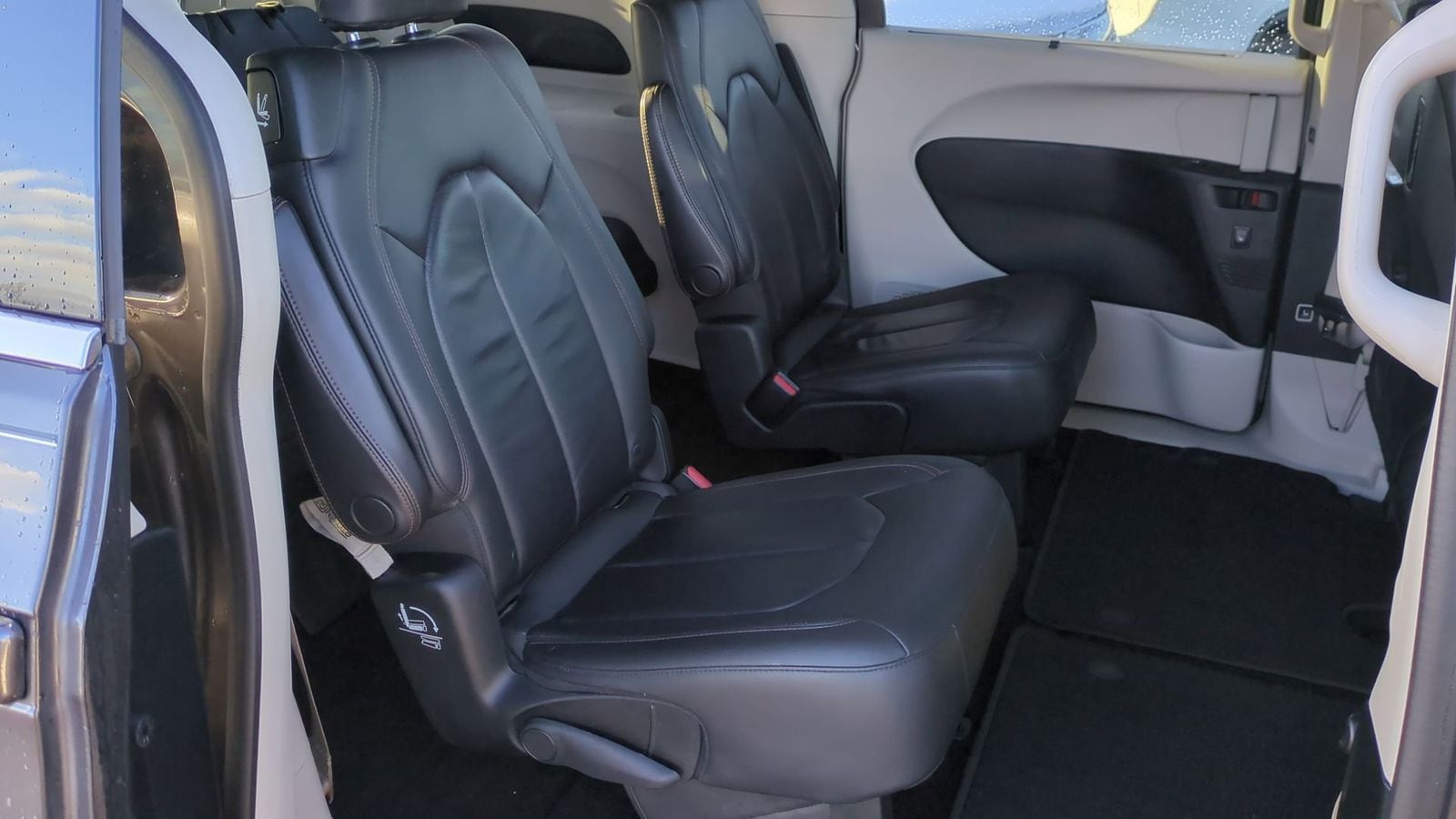 Thumbnail: 2018 Chrysler Pacifica - 21