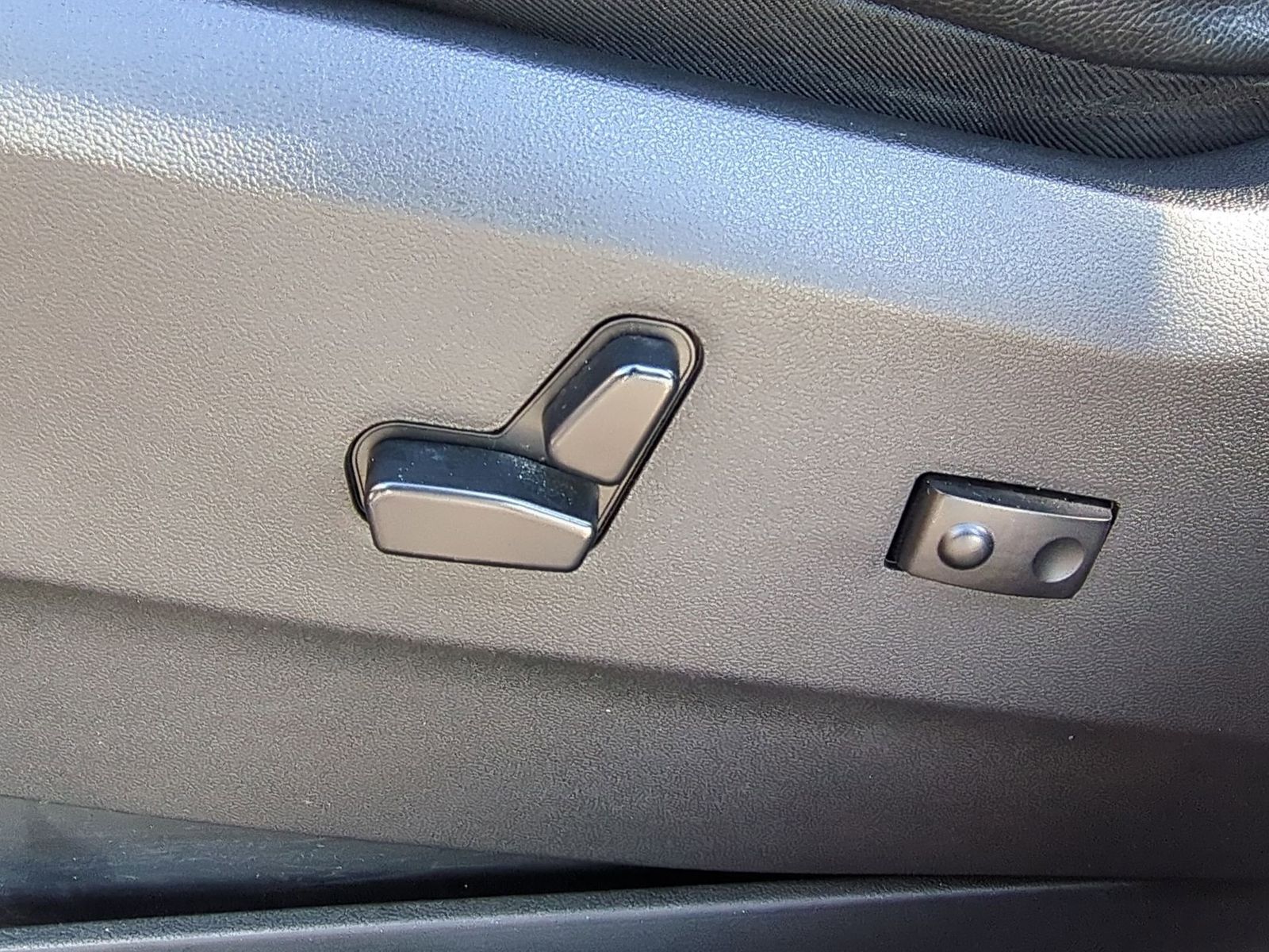 Thumbnail: 2012 Chrysler Town & Country - 19