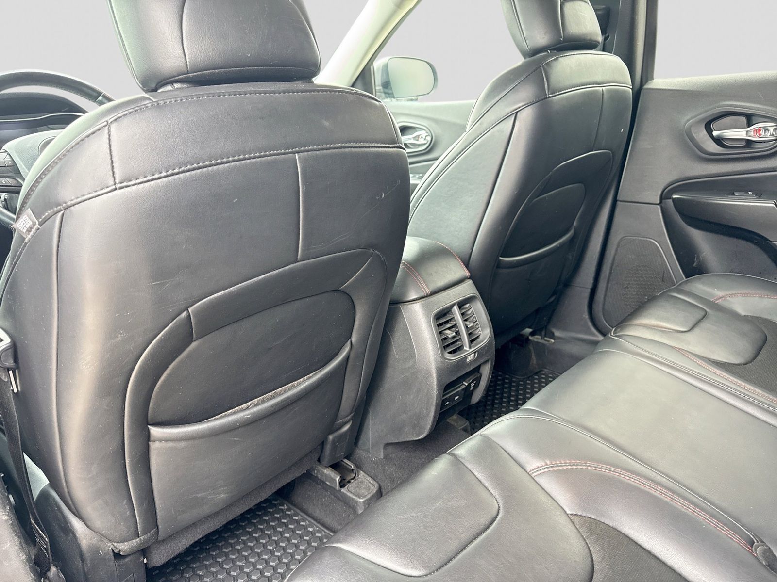 Thumbnail: 2019 Jeep Cherokee - 21
