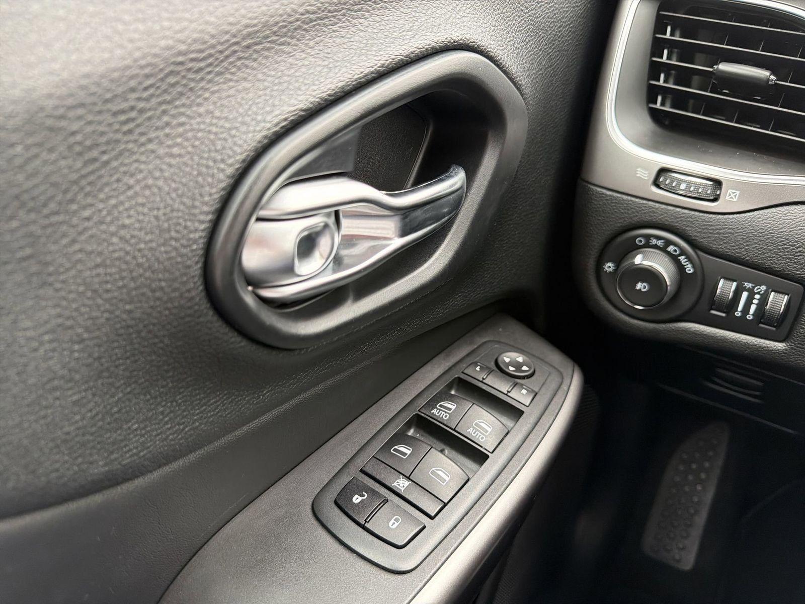 Thumbnail: 2021 Jeep Cherokee - 19