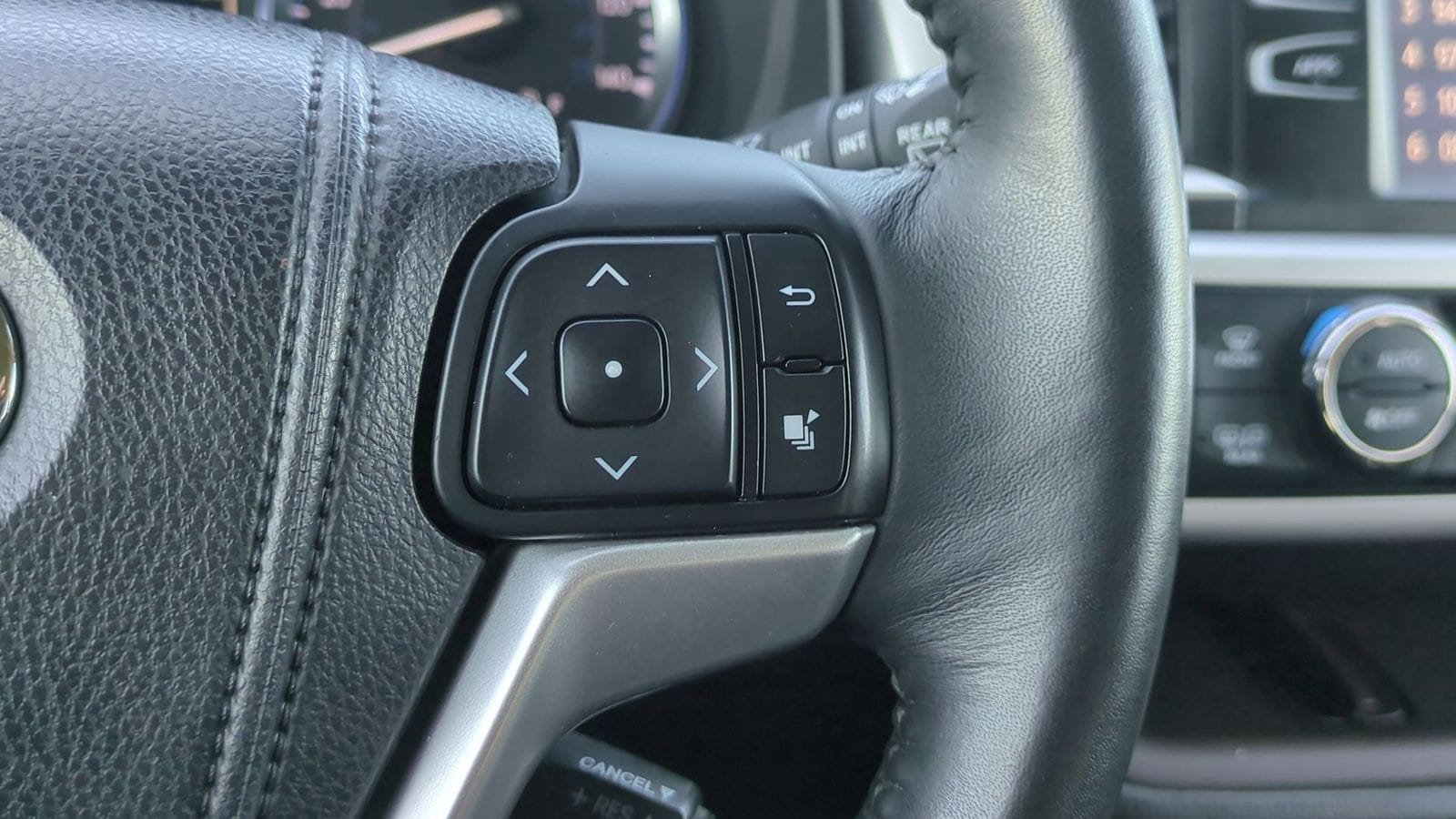 Thumbnail: 2015 Toyota Highlander - 24