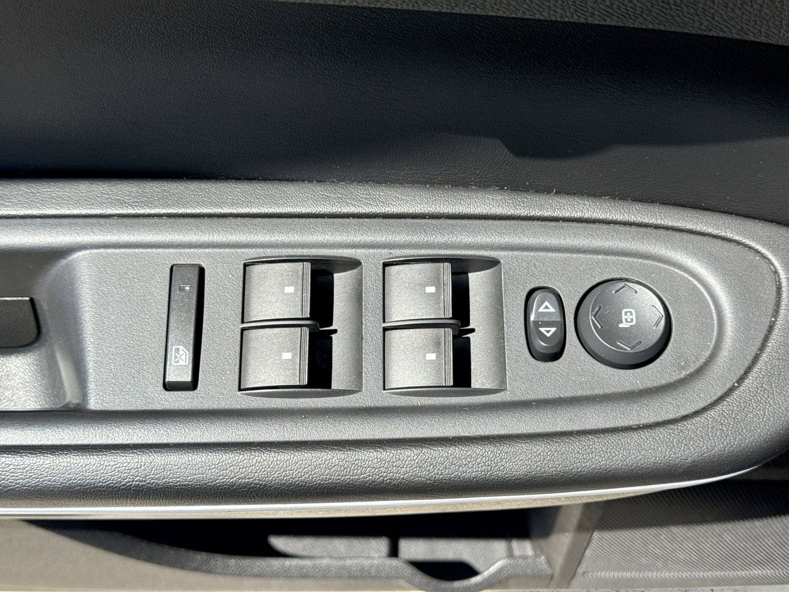 Thumbnail: 2011 GMC Acadia - 19