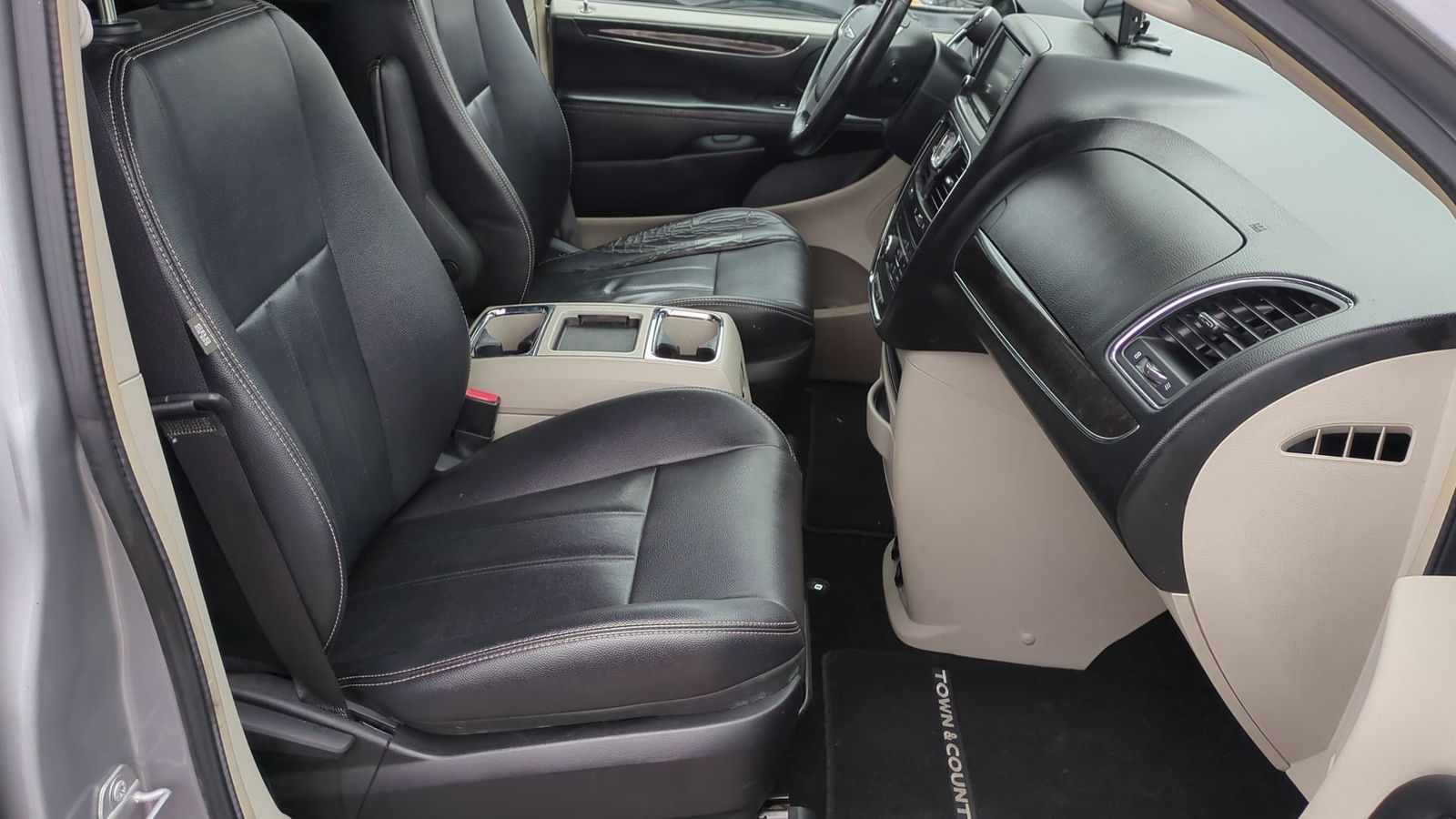 Thumbnail: 2014 Chrysler Town & Country - 24