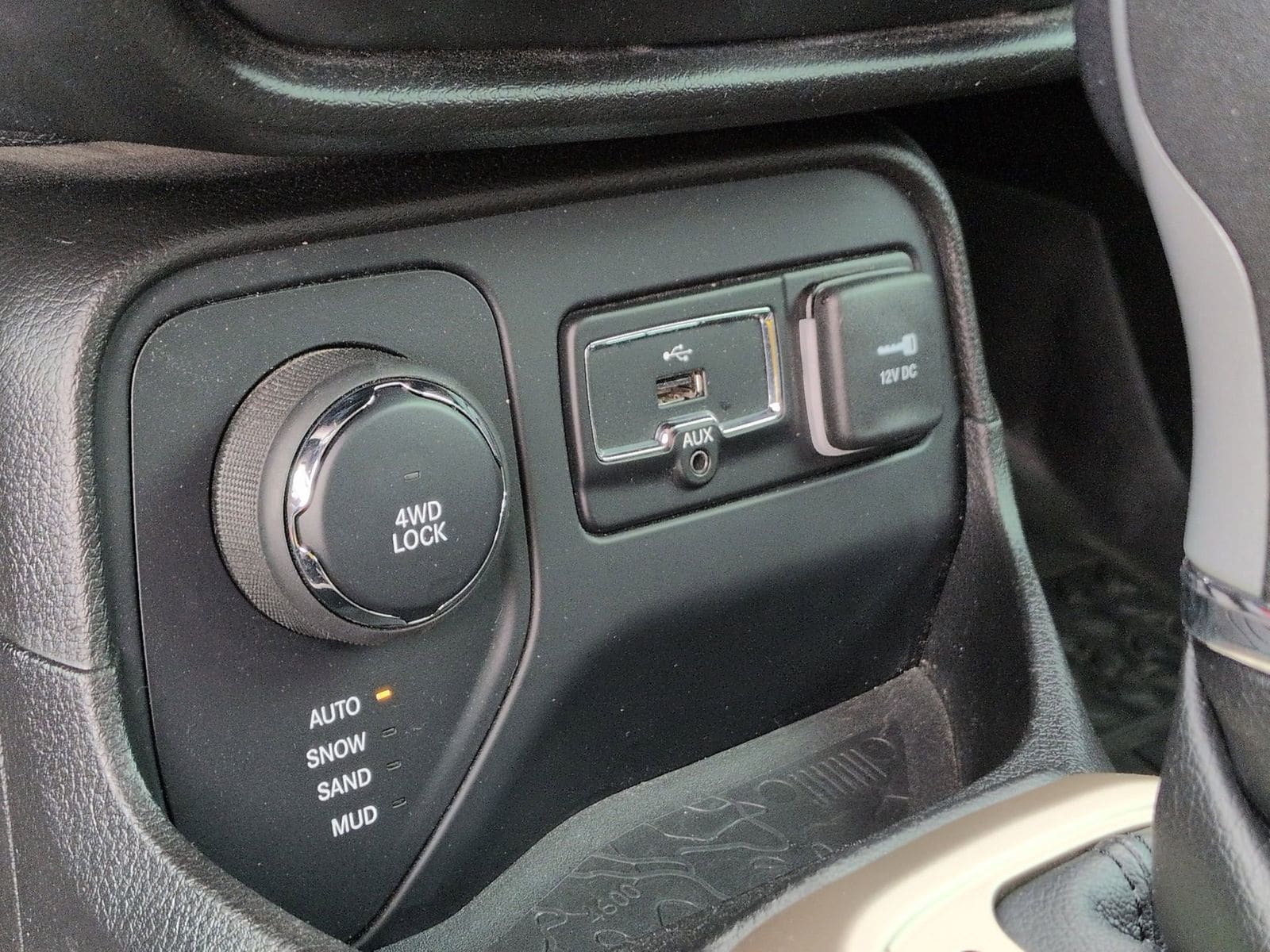 Thumbnail: 2017 Jeep Renegade - 36