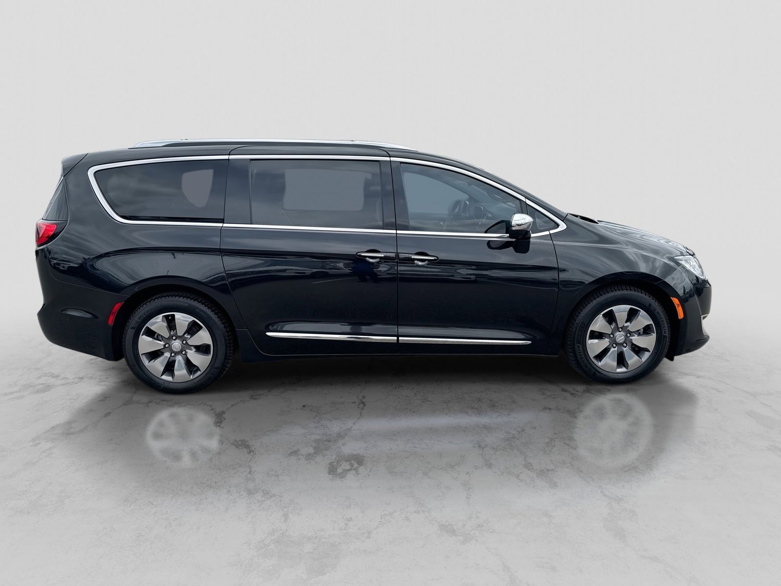 Thumbnail: 2018 Chrysler Pacifica - 9