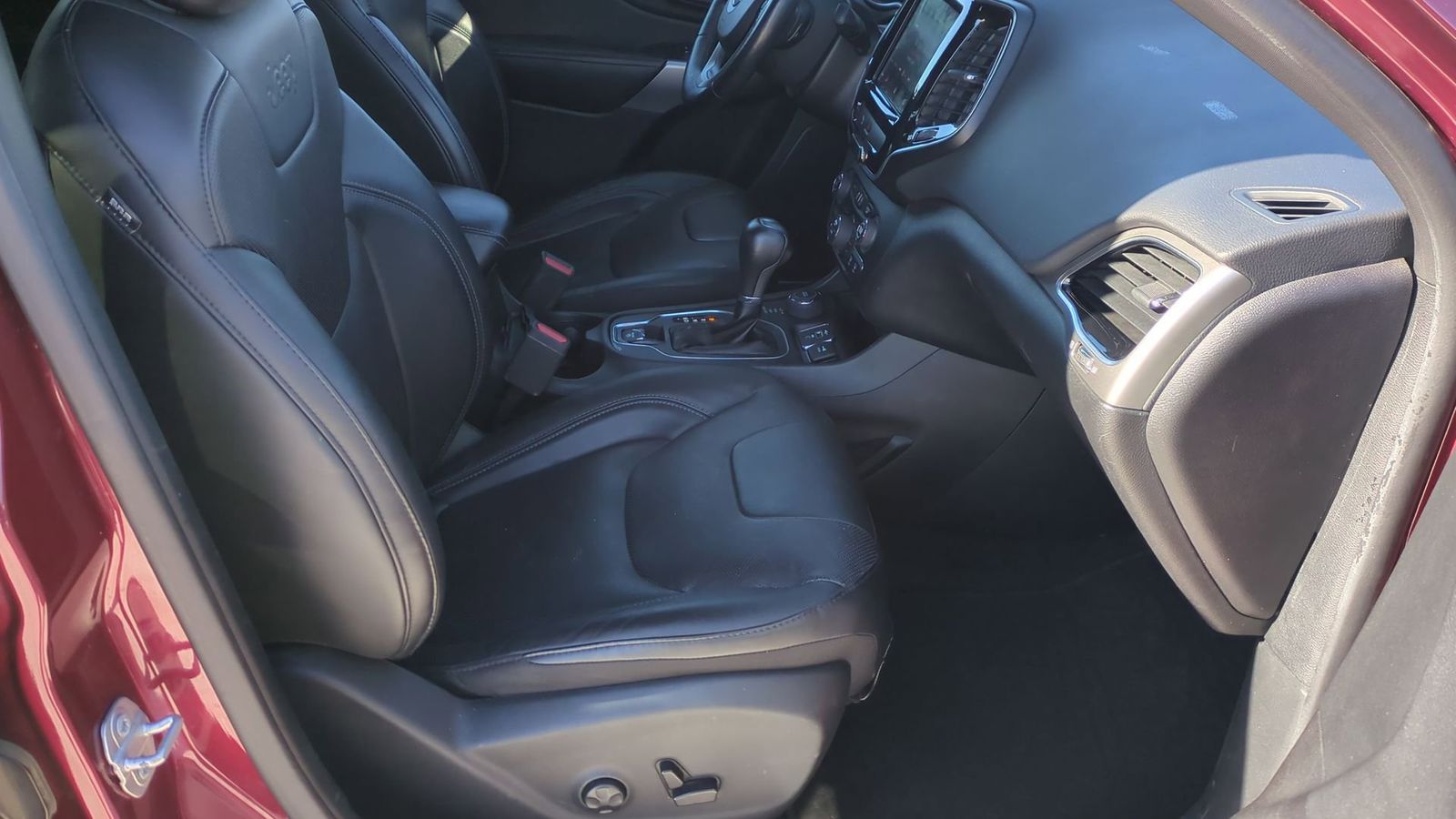 Thumbnail: 2020 Jeep Cherokee - 23