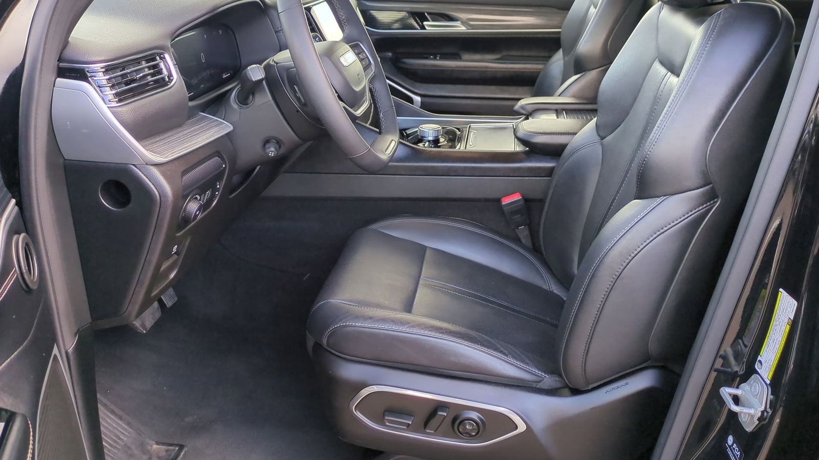 Thumbnail: 2023 Jeep Wagoneer - 16