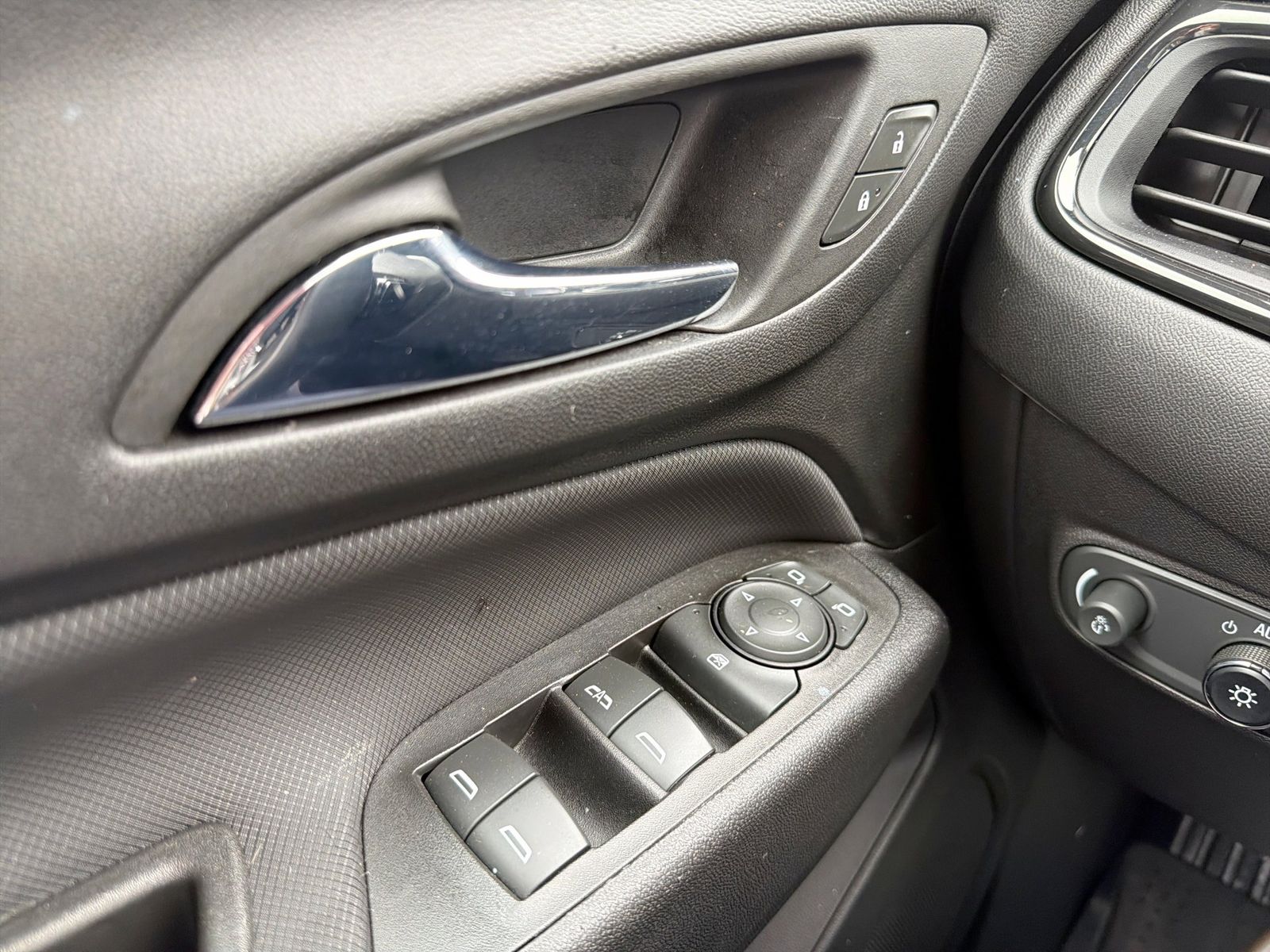 Thumbnail: 2023 Chevrolet Equinox - 20