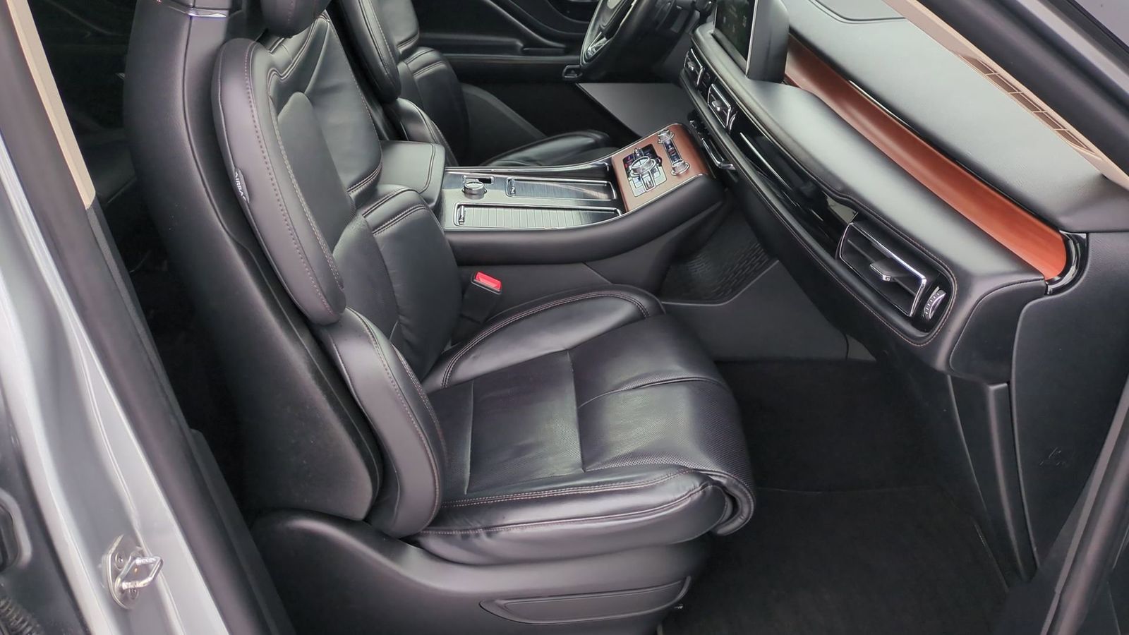 Thumbnail: 2020 Lincoln Aviator - 23