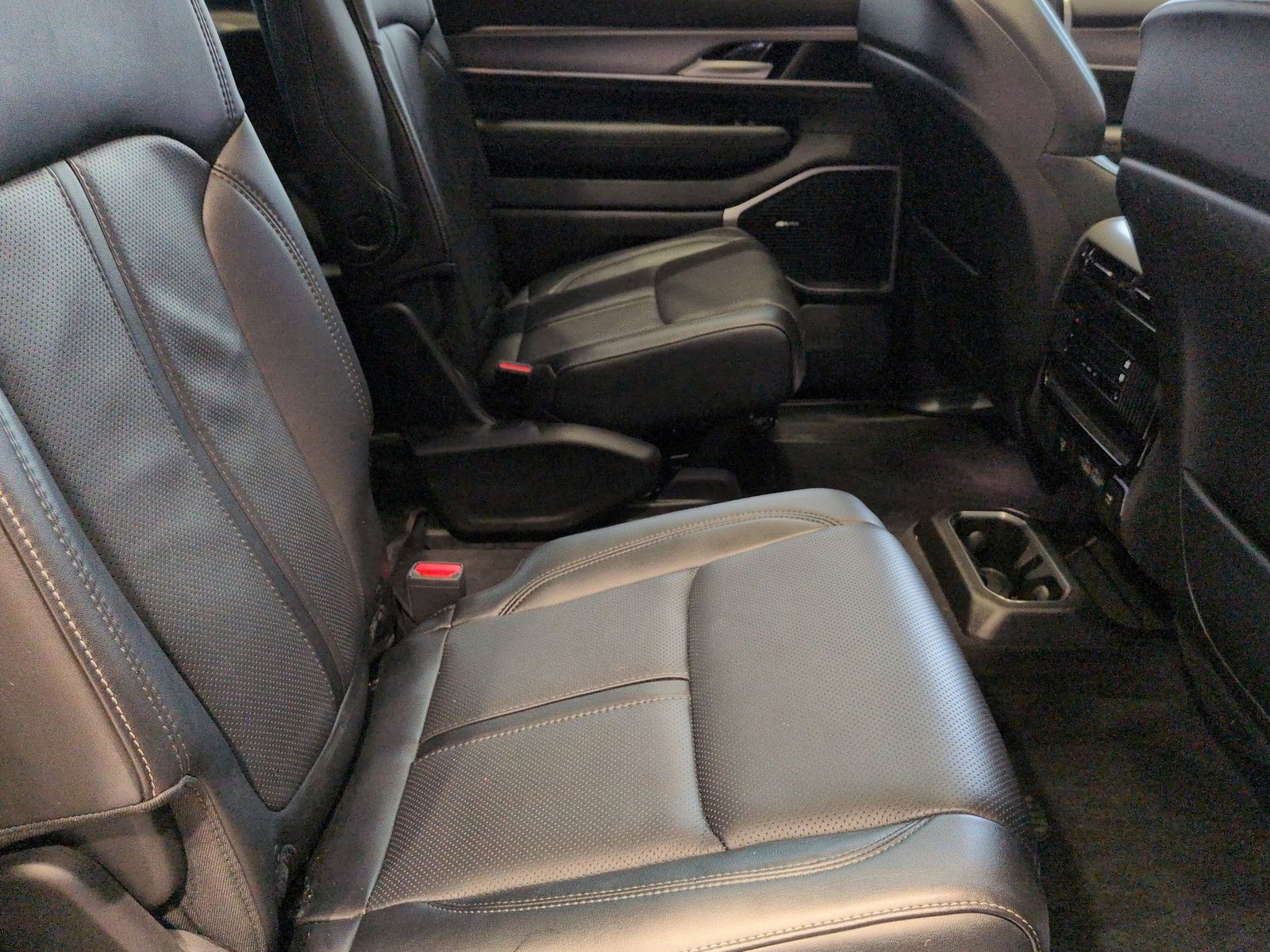 Thumbnail: 2024 Jeep Wagoneer - 25