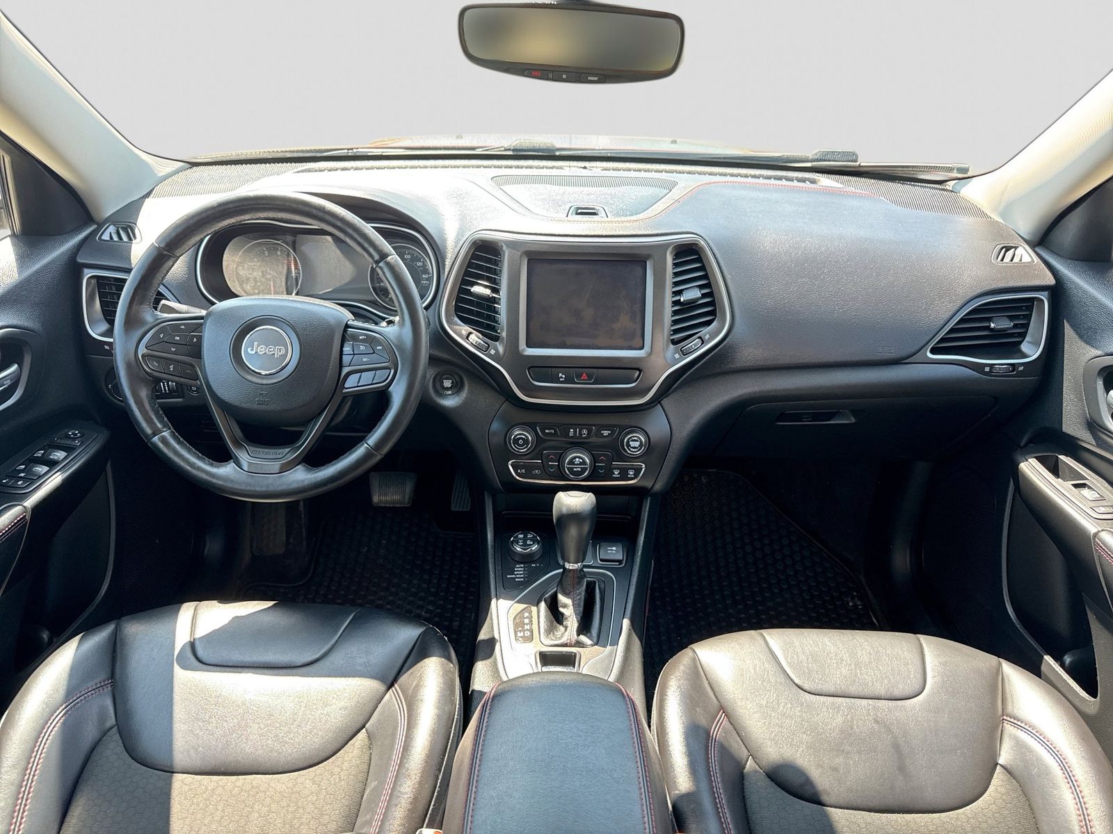 Thumbnail: 2019 Jeep Cherokee - 18