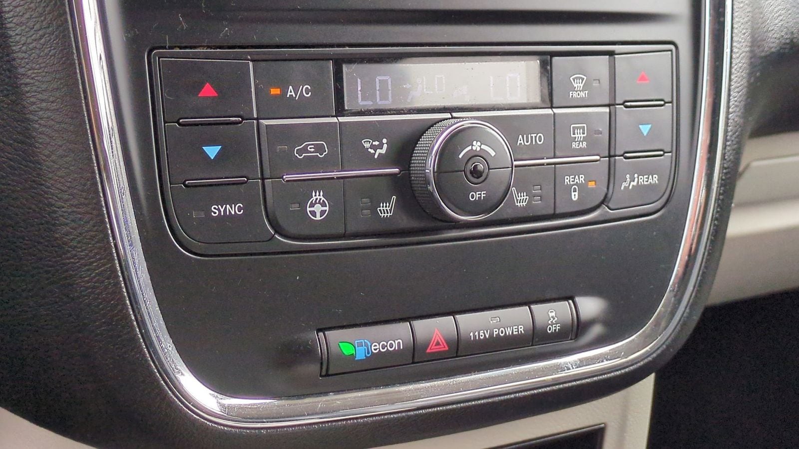 Thumbnail: 2014 Chrysler Town & Country - 32