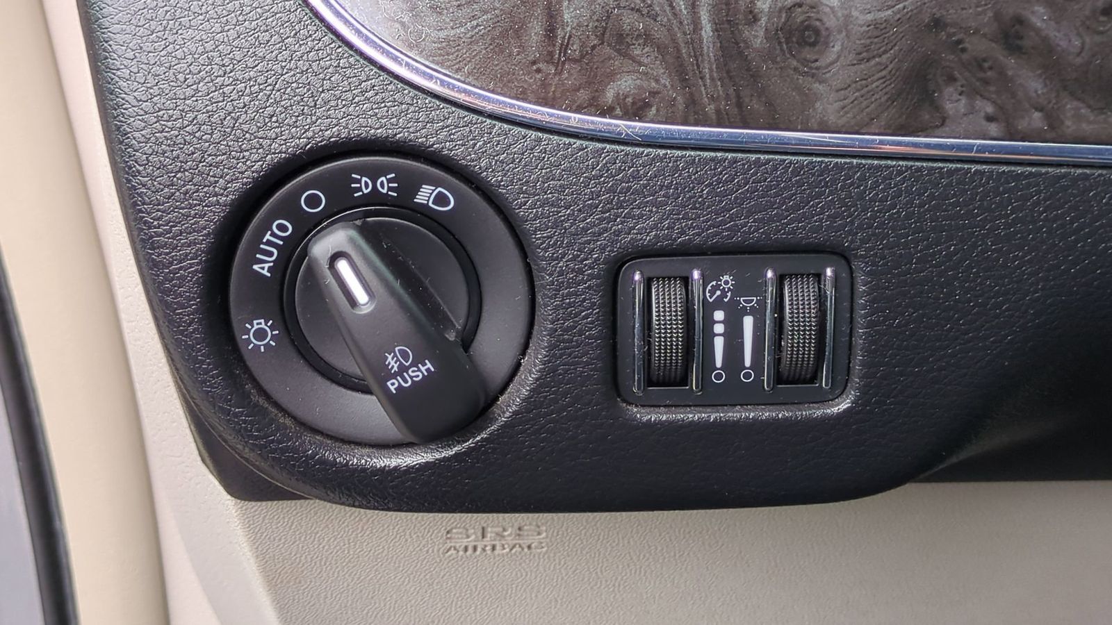 Thumbnail: 2014 Chrysler Town & Country - 19