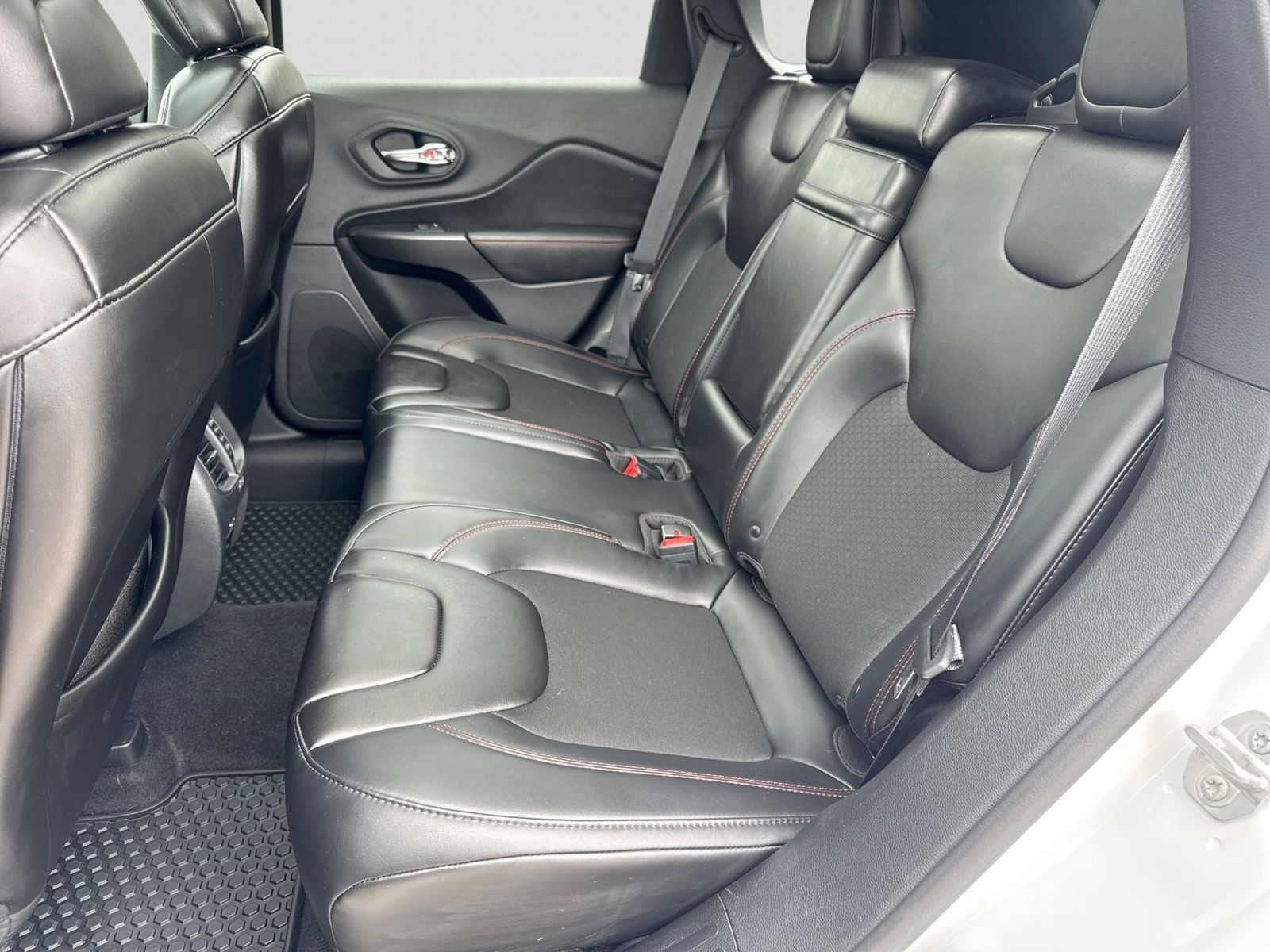 Thumbnail: 2019 Jeep Cherokee - 23