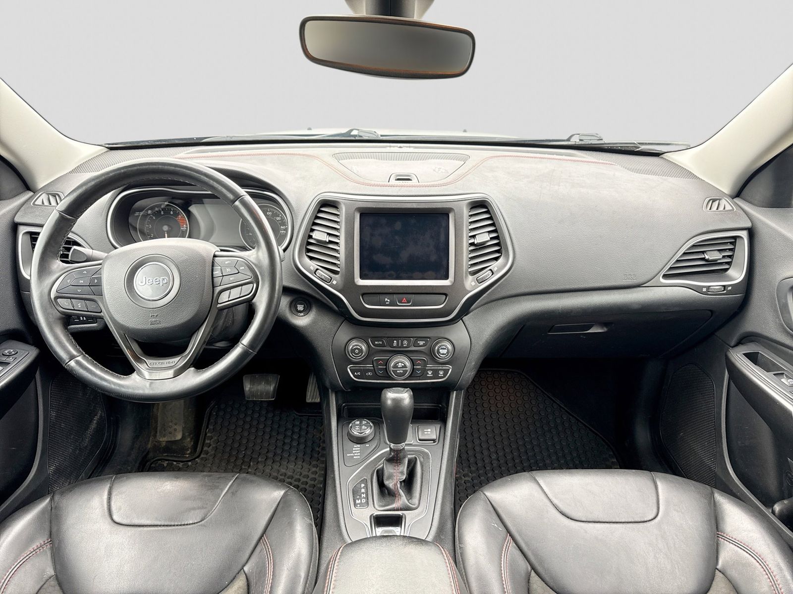 Thumbnail: 2019 Jeep Cherokee - 18