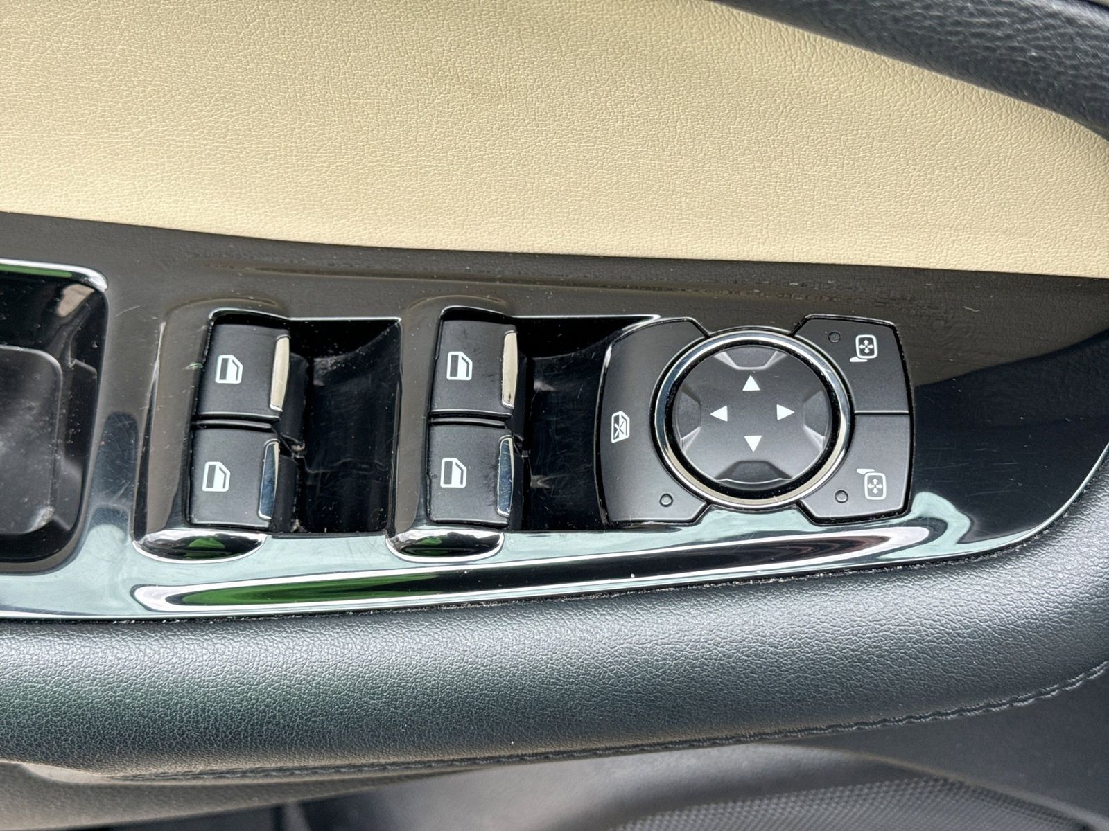 Thumbnail: 2020 Ford Edge - 16