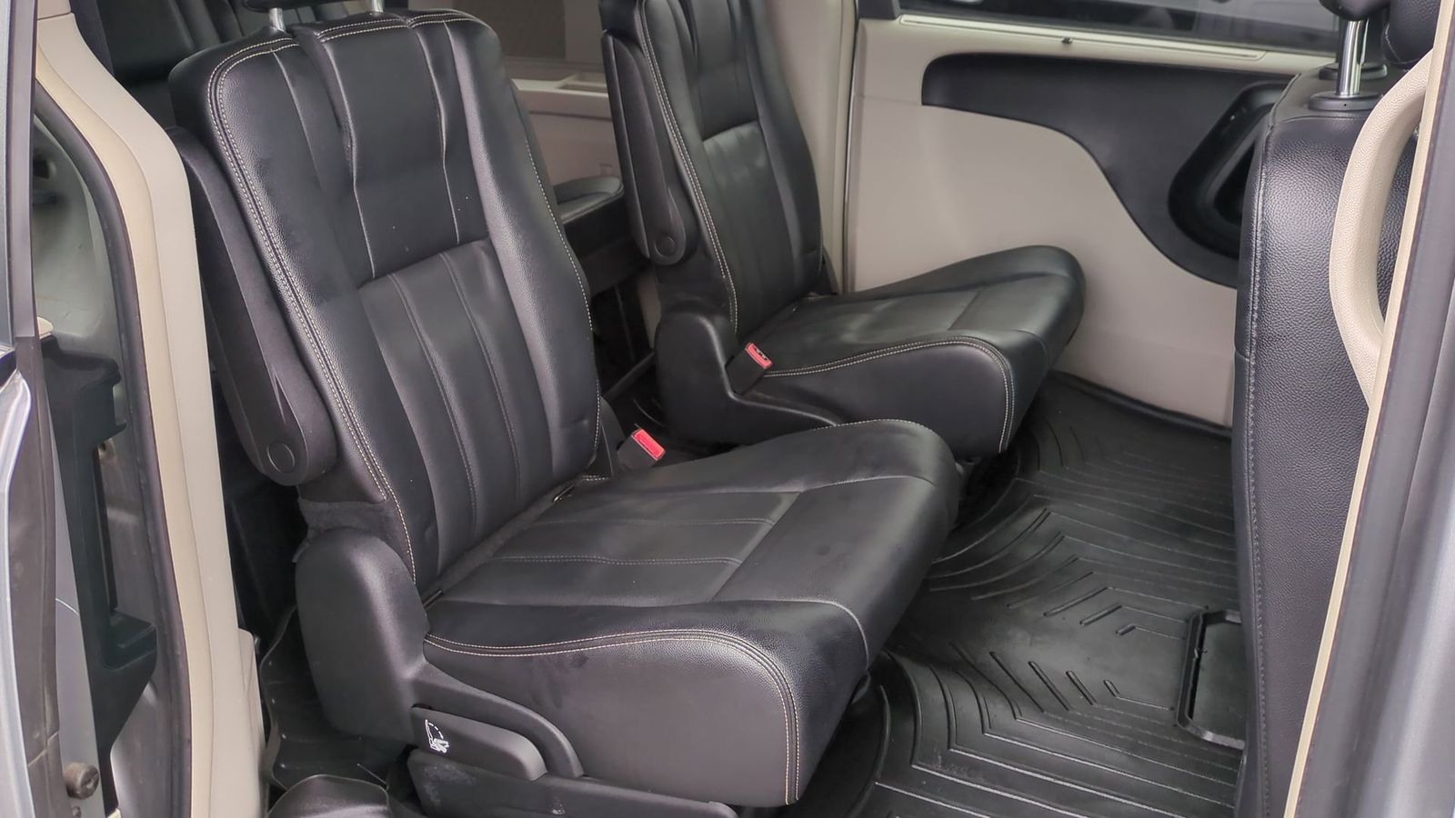 Thumbnail: 2014 Chrysler Town & Country - 22