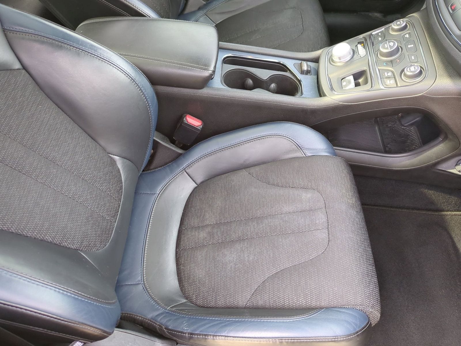 Thumbnail: 2015 Chrysler 200 - 25