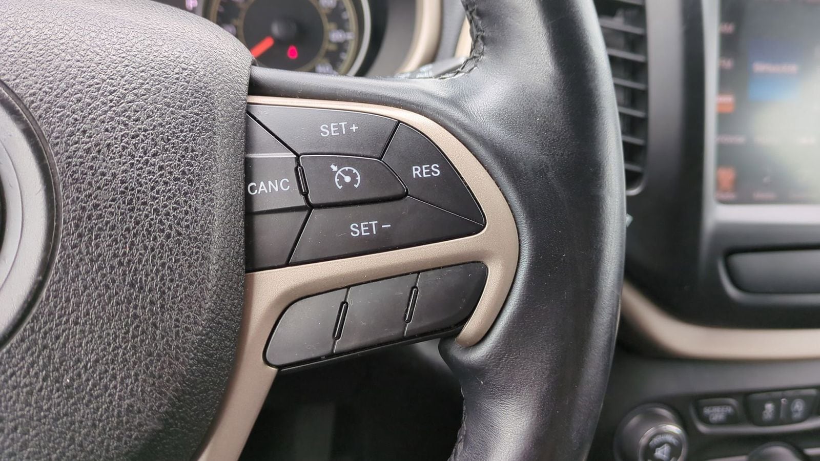 Thumbnail: 2015 Jeep Cherokee - 25