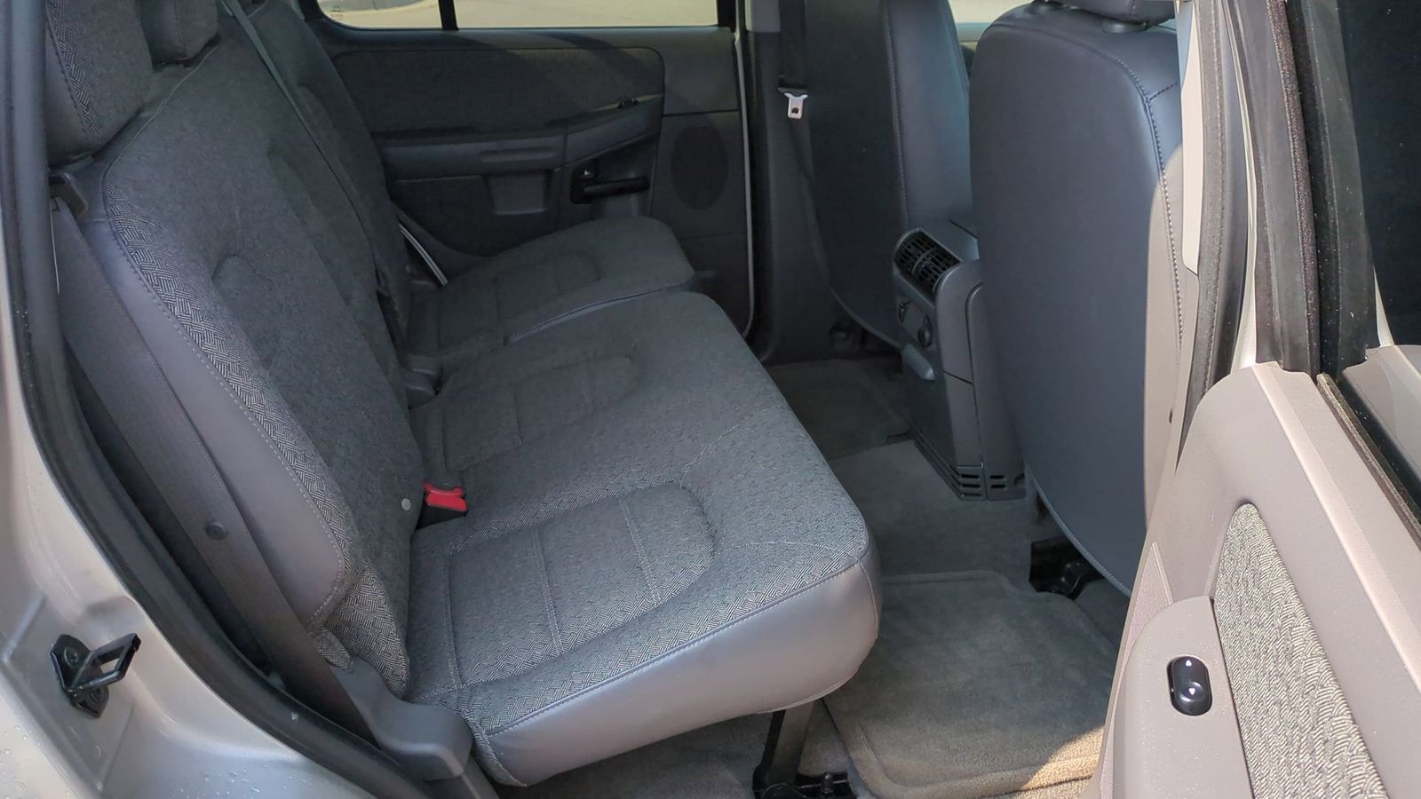 Thumbnail: 2004 Ford Explorer - 16