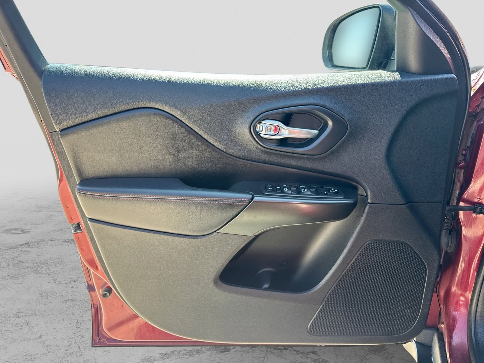 Thumbnail: 2019 Jeep Cherokee - 35