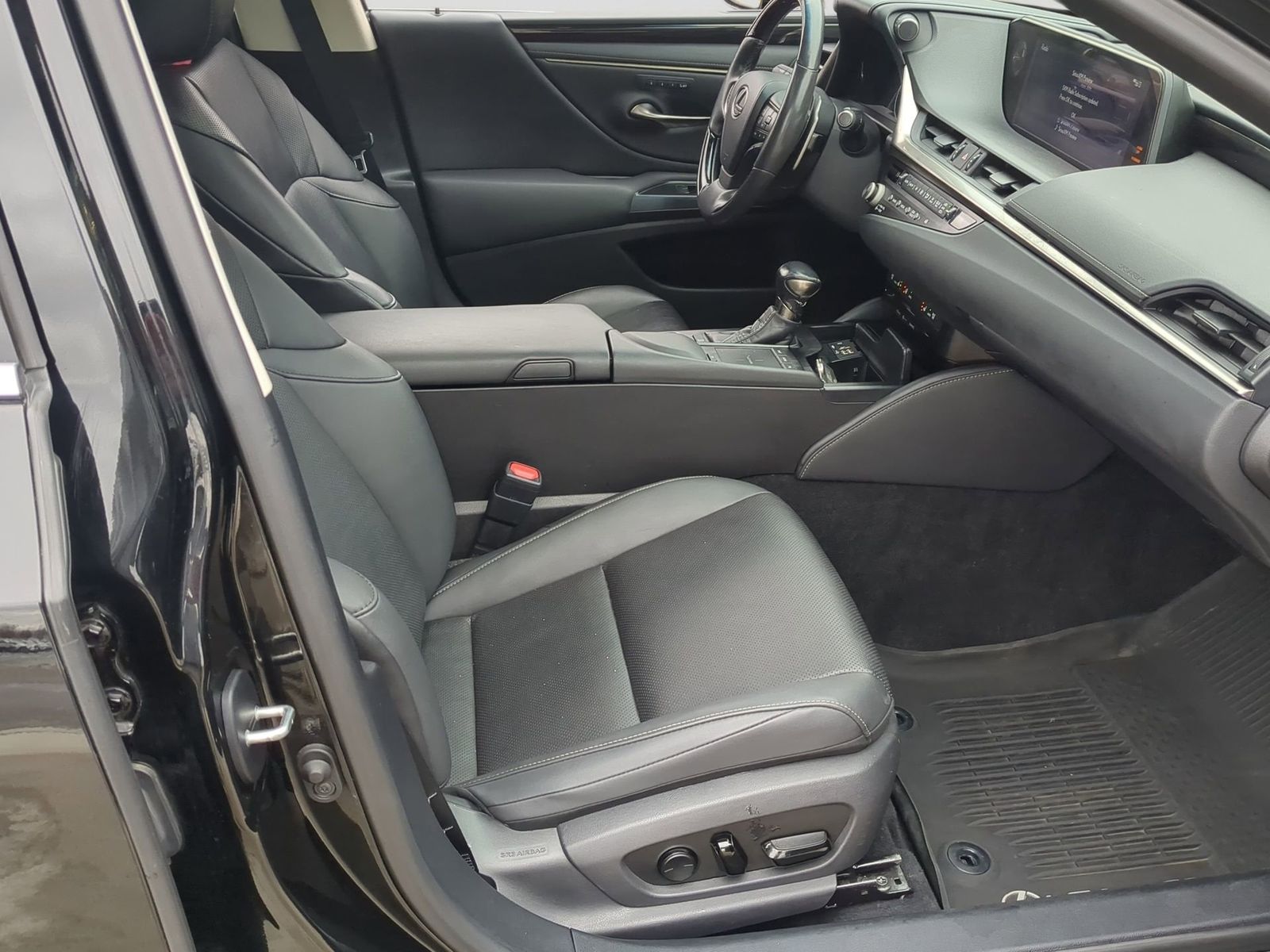 Thumbnail: 2021 Lexus ES - 26