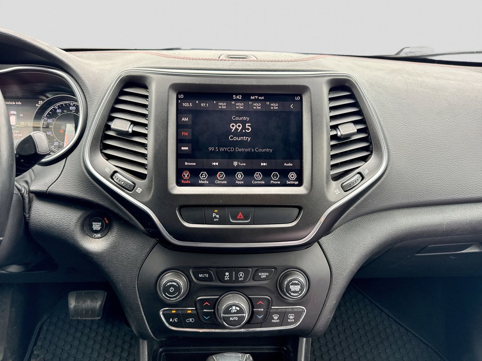 Thumbnail: 2019 Jeep Cherokee - 30