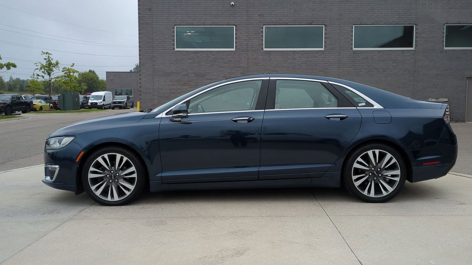 Thumbnail: 2017 Lincoln MKZ - 3