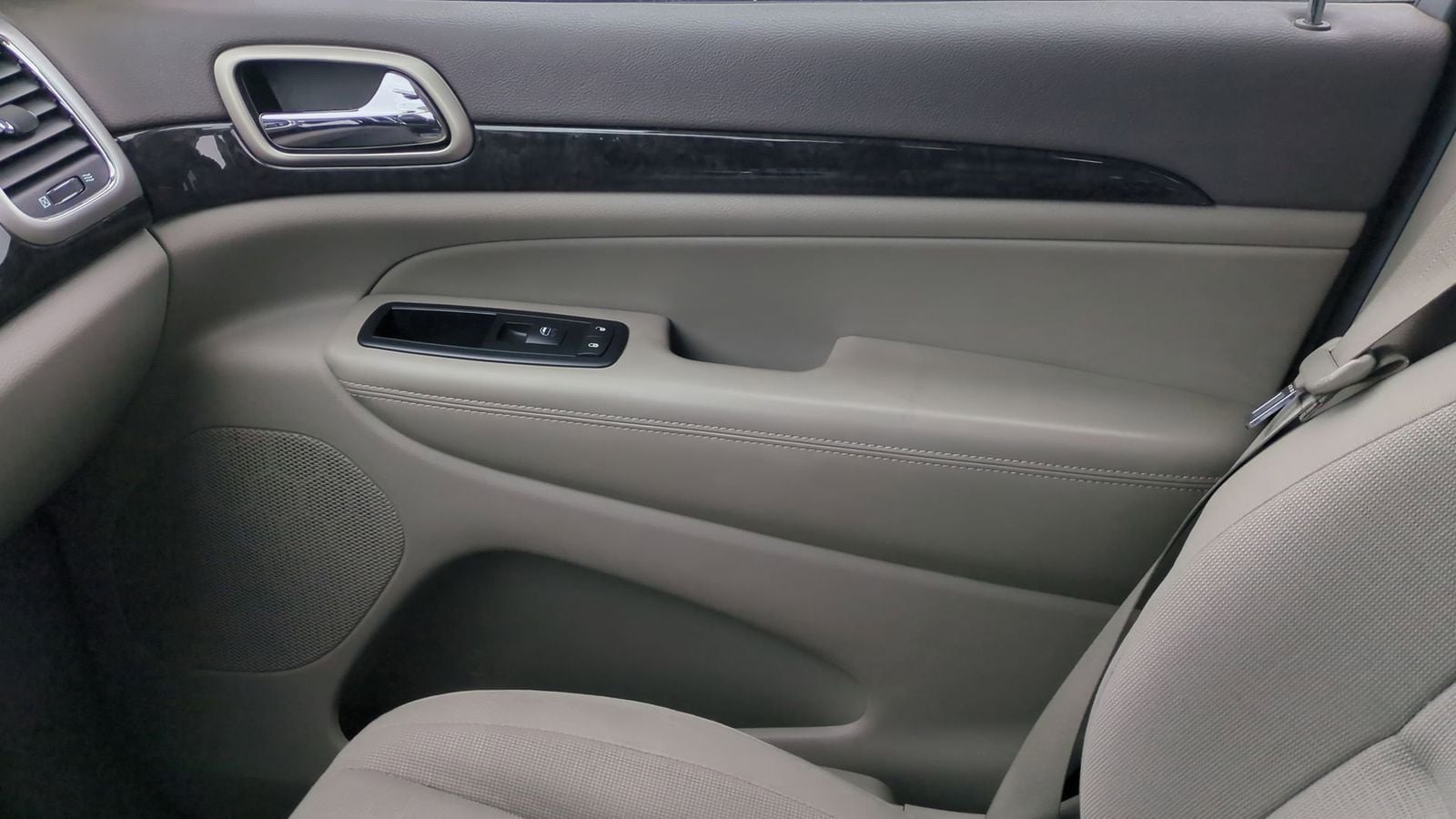 Thumbnail: 2012 Jeep Grand Cherokee - 28