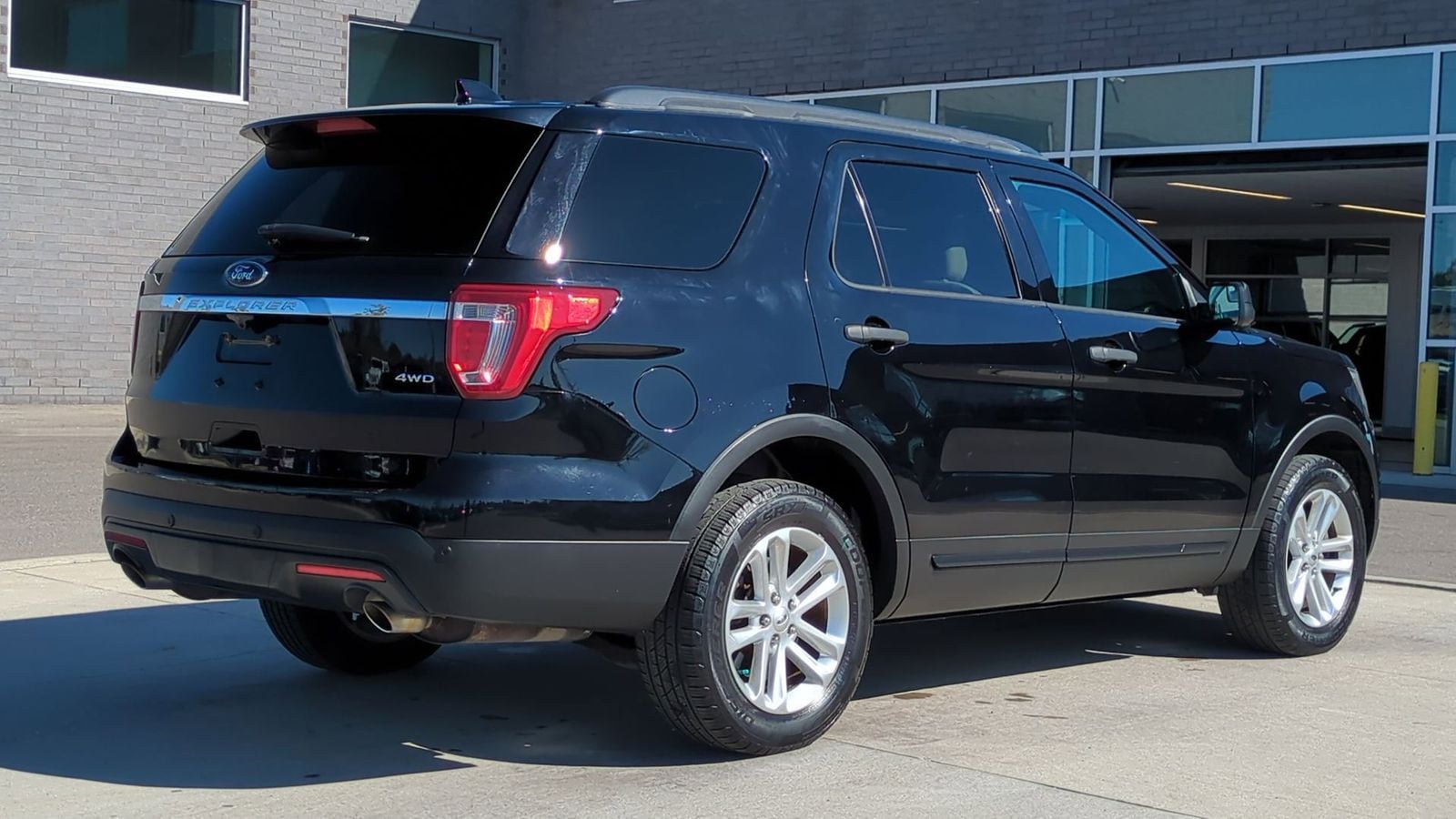 Thumbnail: 2017 Ford Explorer - 8