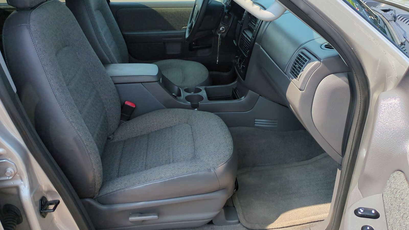 Thumbnail: 2004 Ford Explorer - 17