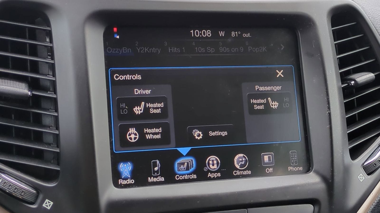 Thumbnail: 2015 Jeep Cherokee - 32