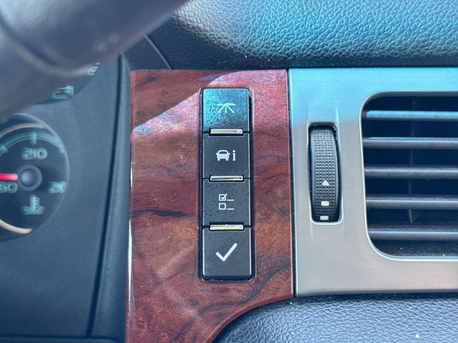 Thumbnail: 2012 Chevrolet Suburban - 37
