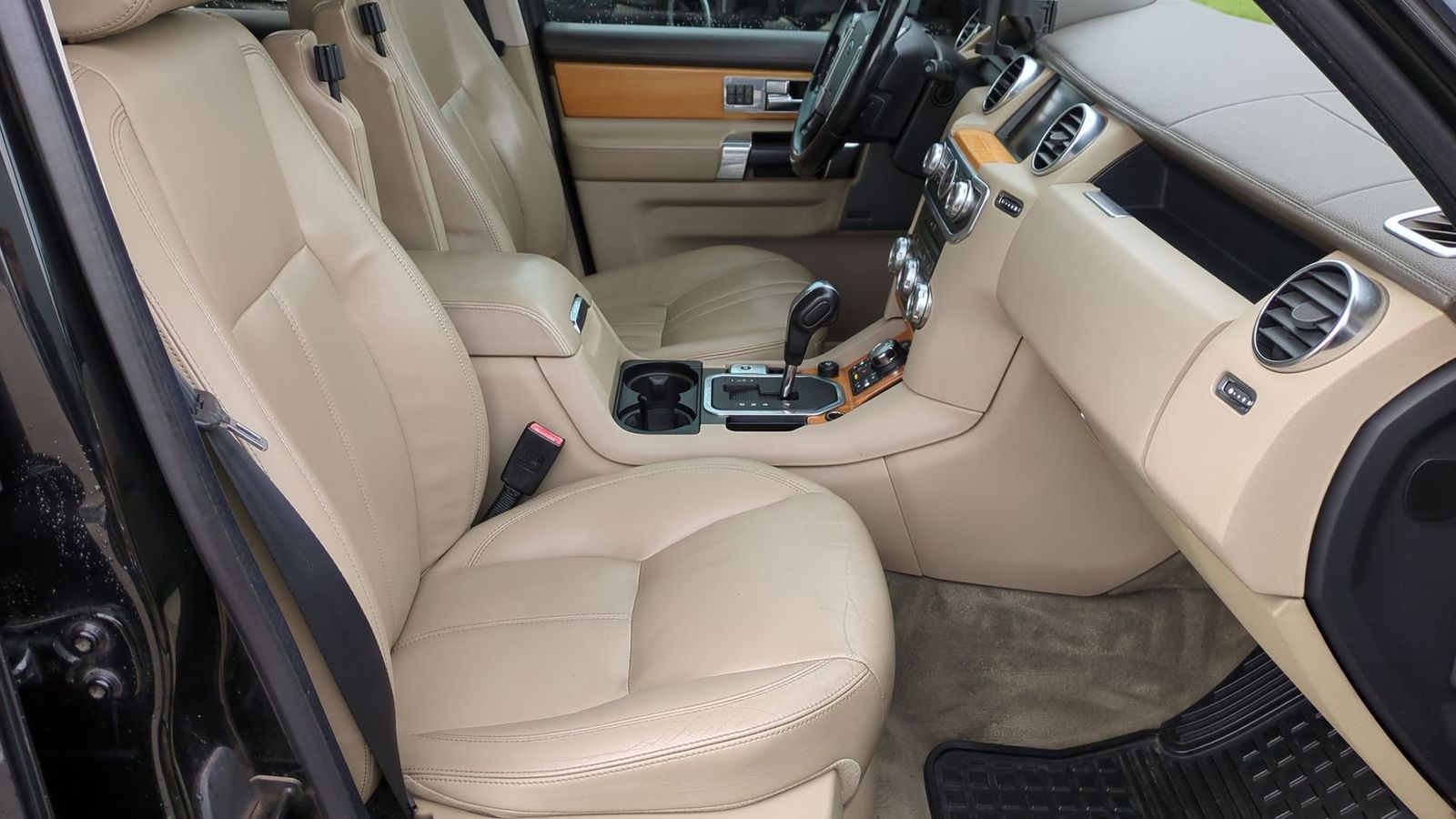 Thumbnail: 2011 Land Rover LR4 - 21