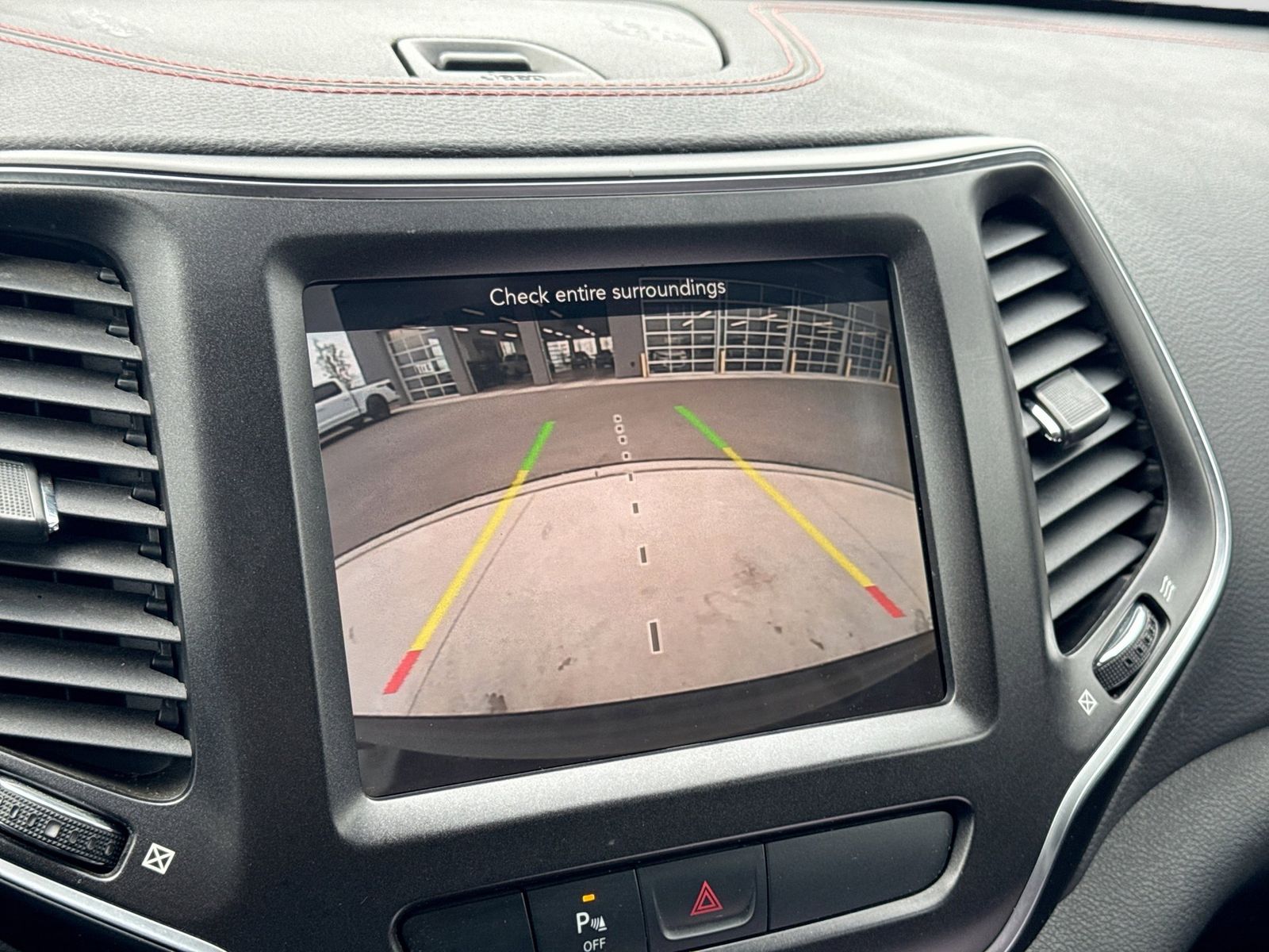 Thumbnail: 2019 Jeep Cherokee - 32