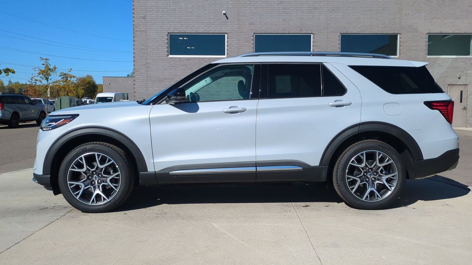 2025 Ford Explorer Platinum photo 2
