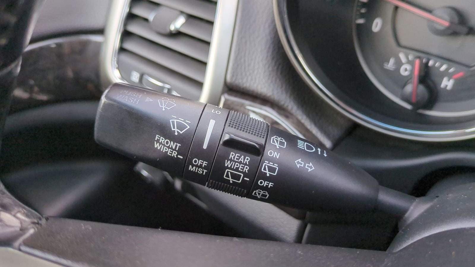 Thumbnail: 2011 Jeep Grand Cherokee - 28