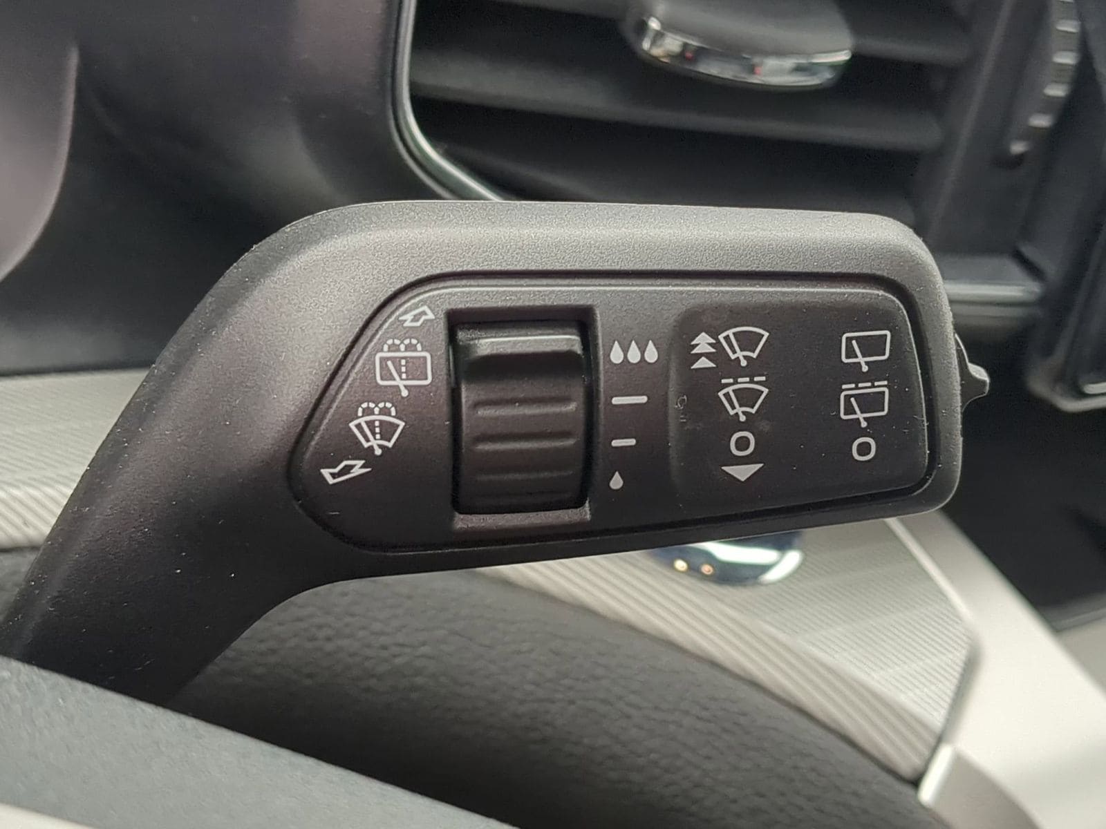 Thumbnail: 2022 Ford Explorer - 31