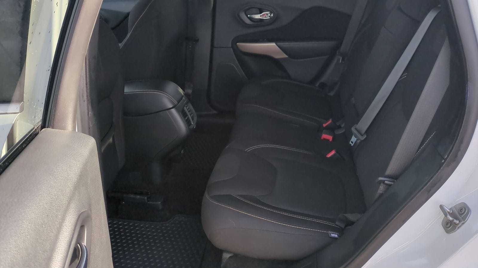 Thumbnail: 2018 Jeep Cherokee - 23