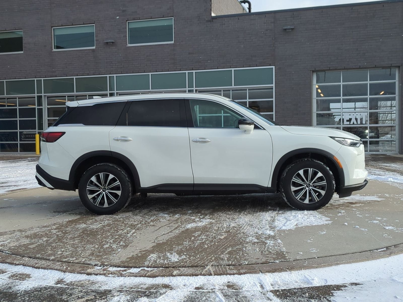 Thumbnail: 2023 INFINITI QX60 - 8