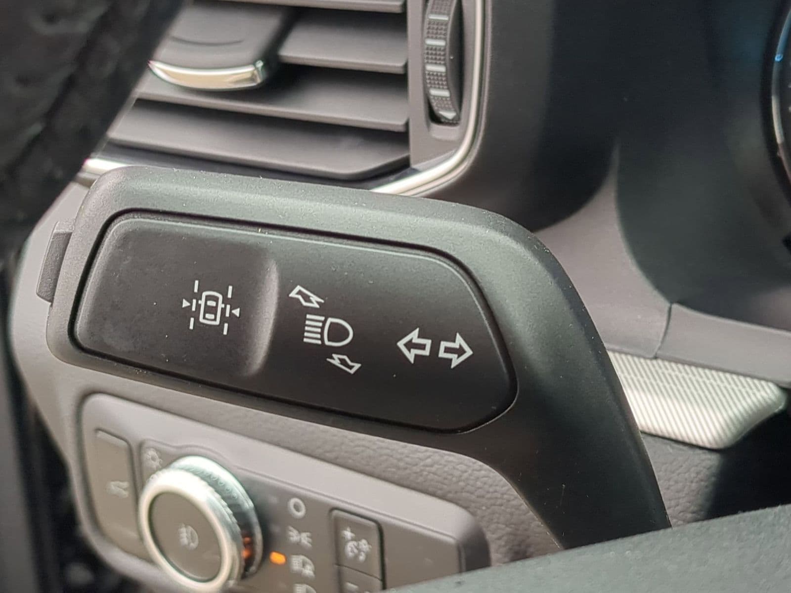 Thumbnail: 2022 Ford Explorer - 32