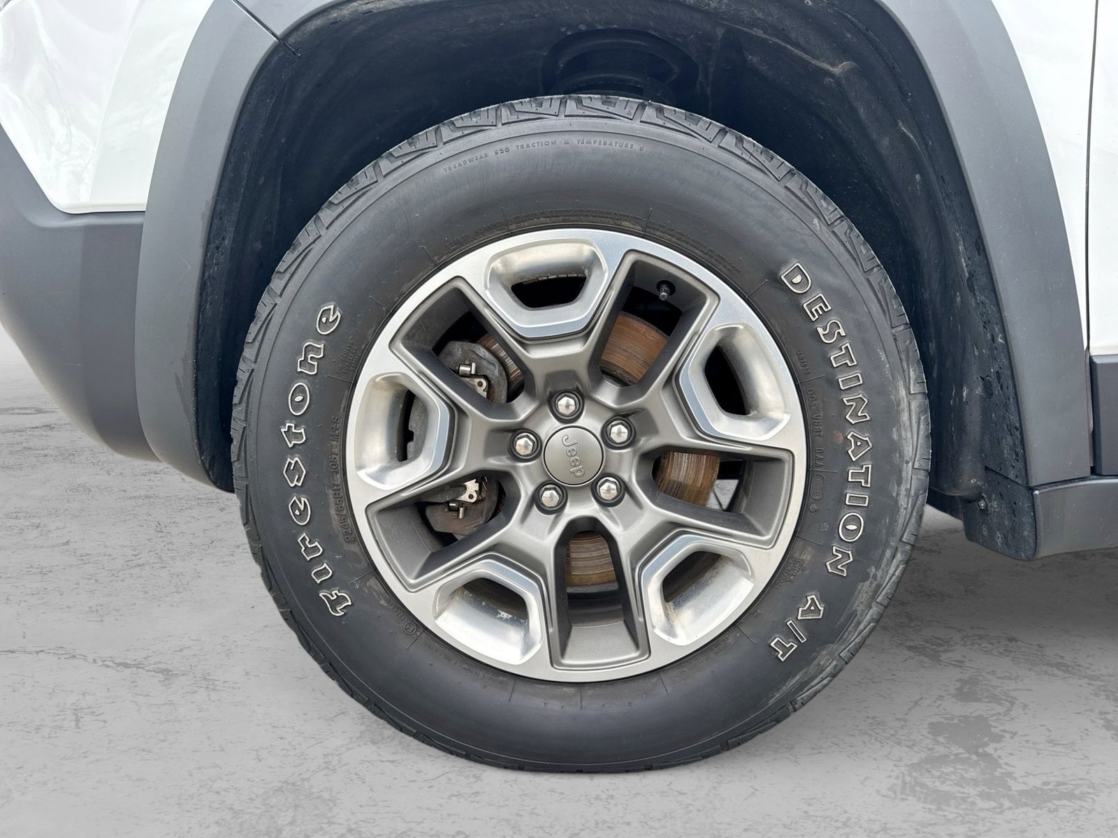 Thumbnail: 2019 Jeep Cherokee - 16