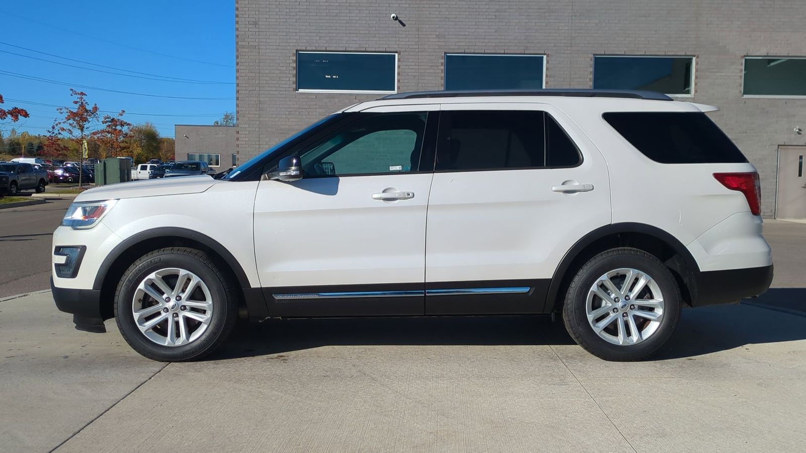 2016 Ford Explorer XLT photo 2