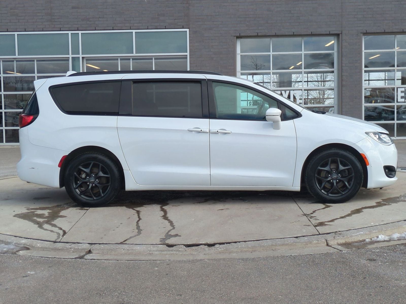 Thumbnail: 2019 Chrysler Pacifica - 9